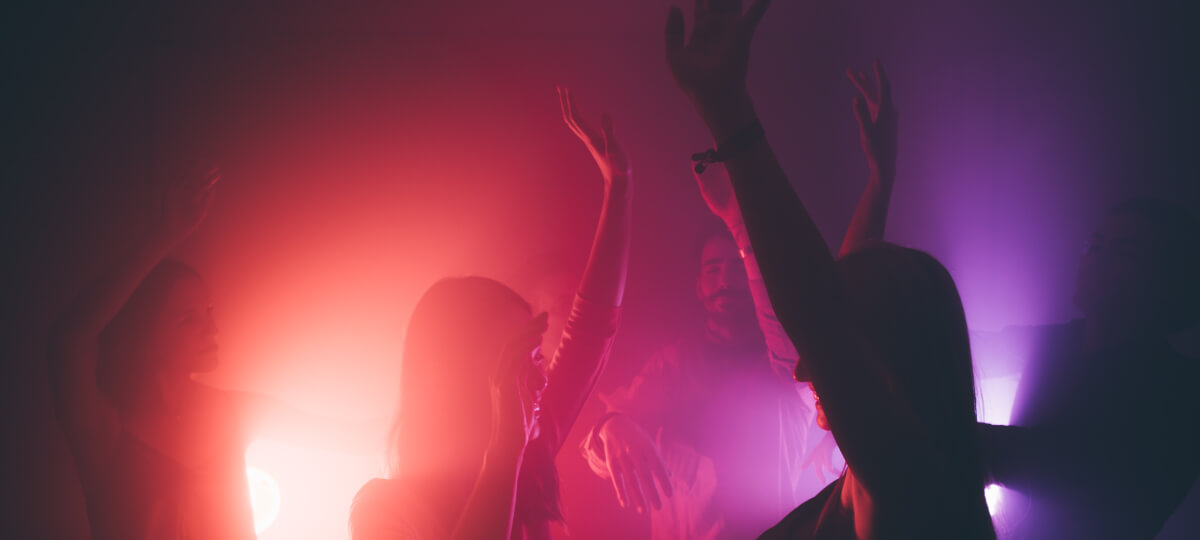Gäste tanzen auf der vollen Tanzfläche im RCA-14 Nightclub