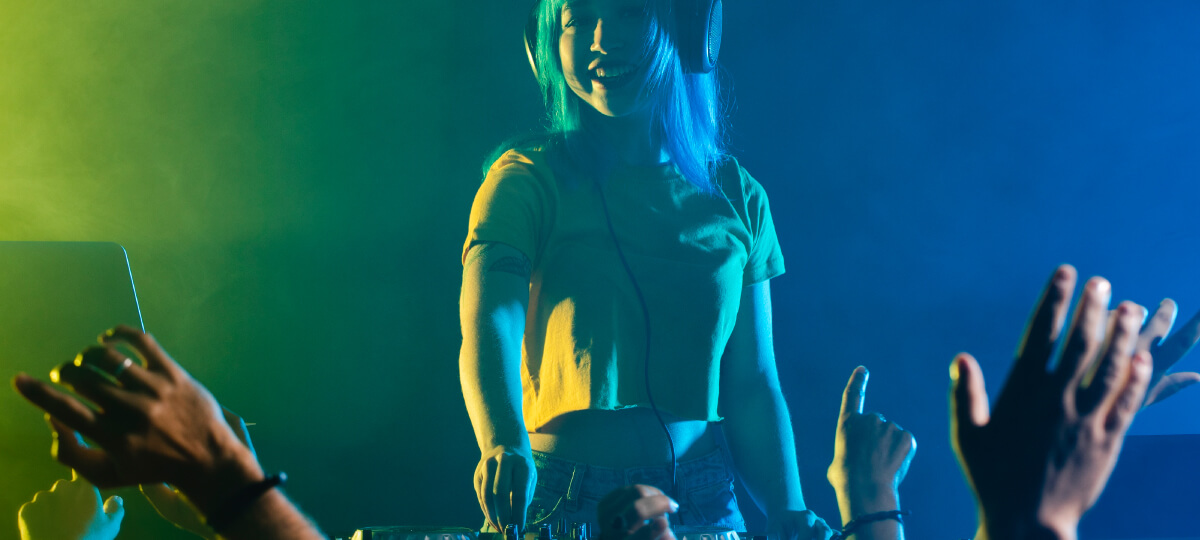 RCA-14 Clubgäste genießen die Musik bei den 30-Partynächten