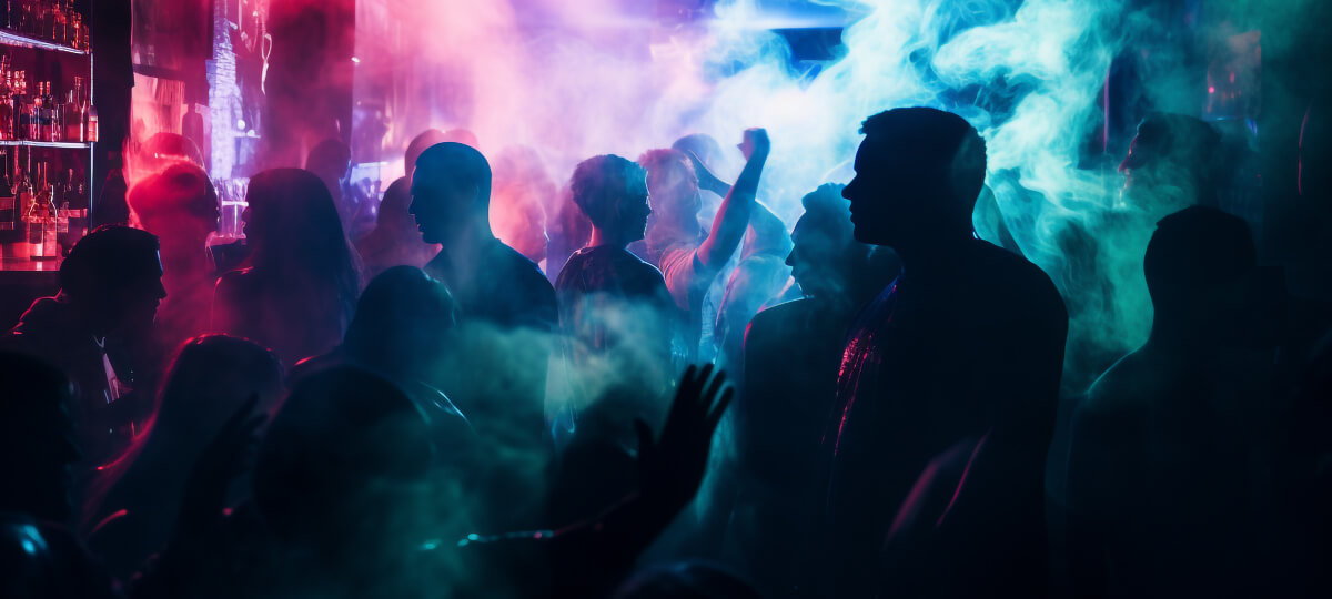 DJ-Pult im RCA-14 mit bunter Lichttechnik und tanzendem Publikum