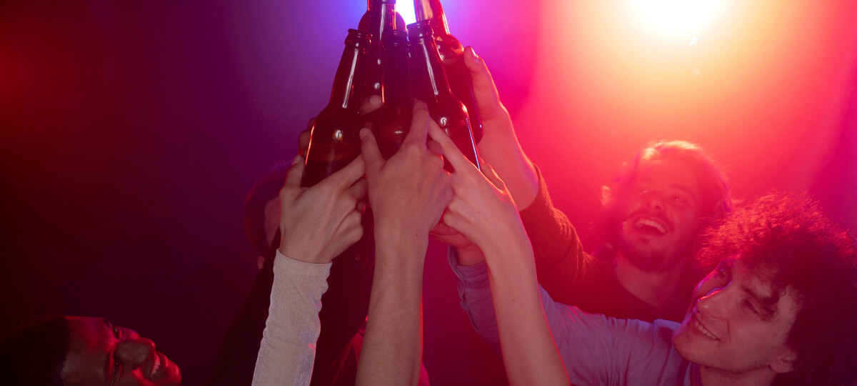 Clubbesucher singen gemeinsam beim Karaoke-Abend im RCA-14