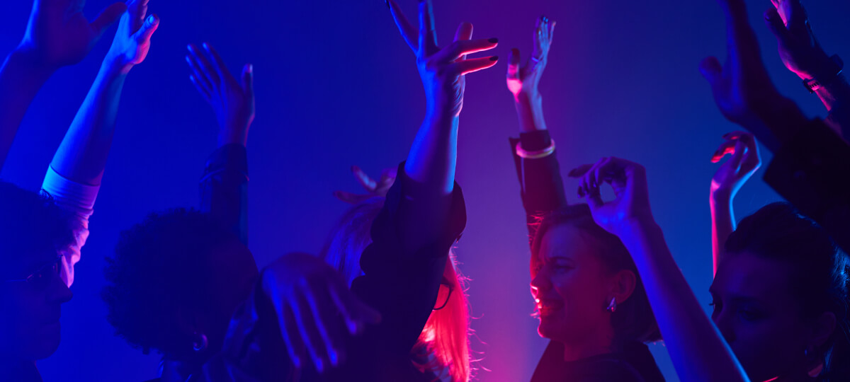 Musiker performen live vor begeistertem Publikum im RCA-14 Club