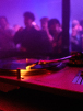 Gäste beobachten DJ hinter Schutzglas beim Mixen der Musik  RCA-14 Göppingen