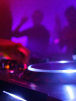 DJ legt Schallplatte auf Plattenspieler  RCA-14 Göppingen