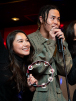 Zwei asiatische Frauen feiern mit einem singenden Mann beim Karaoke  RCA-14 Göppingen